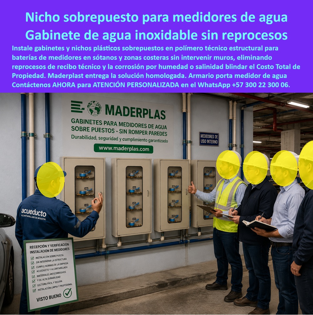 Nichos Inoxidables Garantía Cajas Racks Medidores Mantenimiento Maderplast - Los nichos superpuestos para medidores de agua Maderplast organizan una batería de gabinetes instalados sobre el muro, con contadores identificados por usuario. La imagen muestra cuatro módulos de tres medidores y un proceso de recepción técnica de obra, donde un equipo revisa la instalación antes del visto bueno. El protagonista es el gabinete plástico para medidores que permite inspeccionar cada equipo sin demoler acabados ni ocultar conexiones indispensables. ¿Qué es este producto? Es un armario para medidores de agua diseñado para concentrar varios registros en una batería de gabinetes de agua. Cada unidad funciona como caja de pared para contador, posee una puerta con ventana de inspección y facilita la identificación de medidores por usuario. Su configuración modular permite formar un banco de medidores domiciliarios para edificios, comercios, sótanos o zonas técnicas, manteniendo disponibles las válvulas. ¿Por qué elegir una instalación sobrepuesta sin romper muro? Este montaje permite fijar el gabinete sobre una superficie terminada y conducir redes registrables, reduciendo excavaciones, resanes, pintura y tiempos de intervención. Un sistema modular de medidores puede ampliarse con menor afectación de la obra, mientras las conexiones hidráulicas accesibles simplifican inspecciones y correcciones. Para una constructora, esto representa menos interferencias entre especialidades y una entrega más controlada. ¿Por qué conviene en ambientes húmedos o costeros? El cuerpo de unos nichos anticorrosivos fabricados en polímero no desarrolla el óxido característico de una carcasa de acero; por eso las cajas resistentes a humedad y el gabinete resistente a salinidad resultan valiosos en Cartagena, Barranquilla, Santa Marta, cuartos técnicos y sótanos. Esto no significa que todo componente sea inmune: bisagras, tornillos, cerraduras y accesorios deben especificarse para la exposición prevista. El gabinete de agua para zonas costeras también debe verificar estabilidad UV al exterior y sellado cuando exista riesgo de ingreso de agua. ¿Cómo ayuda a evitar reprocesos? La reducción de reprocesos en obra comienza antes de fabricar: se confirman cantidad y diámetro de medidores, separaciones, tuberías, cierre, altura de lectura y espacio de maniobra. Durante la verificación de instalación hidráulica, el inspector comprueba fijación, alineación, accesibilidad, identificación y correspondencia con planos. Así, el gabinete medidor agua constructora facilita una revisión ordenada y contribuye a disminuir correcciones posteriores, pero ningún proveedor responsable debe prometer “cero reclamos” sin considerar instalación, uso y contrato. ¿Qué debe exigir el comprador antes de aprobarlo? Debe solicitar dimensiones, planos, material, capacidad, acabado, herrajes, fijación, requisitos del prestador, cumplimiento de especificaciones, condiciones de garantía documentada y evidencia técnica aplicable. Un producto sólo puede anunciarse como homologado cuando exista aprobación vigente para la referencia y entidad correspondientes. Esta verificación protege la lectura individualizada de consumo, el acceso para inspección y la protección de medidores de agua. Frente al reemplazo de nichos metálicos oxidados, un gabinete plástico de alta durabilidad puede reducir pintura, saneamiento y cambios de carcasa, mejorando el costo total de propiedad y el mantenimiento de gabinetes. Maderplast desarrolla nichos a medida, planos, renders, prototipos y producción seriada como fabricante de gabinetes para acueducto. Solicite la cotización de nichos para medidores al Departamento de Ingeniería por Contacte Atención personalizada: WhatsApp (+57) 300 22 300 06 o al correo ventas@maderplast.com Nichos Plásticos Inoxidables Medidores Sin Costosos Reprocesos, Nicho Agua Cero Reclamos Garantía Un Año Sin Fallas, Gabinete Agua Costero Sin Corrosión Cartagena Costa Nichos Inoxidables Garantía Cajas Racks Medidores Mantenimiento Maderplast Nichos Plásticos Inoxidables Medidores Sin Costosos Reprocesos Nicho Agua Cero Reclamos Garantía Un Año Sin Fallas Gabinete Agua Costero Sin Corrosión Cartagena Costa Los nichos superpuestos para medidores de agua Maderplast organizan una batería de gabinetes instalados sobre el muro, con contadores identificados por usuario. La imagen muestra cuatro módulos de tres medidores y un proceso de recepción técnica de obra, donde un equipo revisa la instalación antes del visto bueno. El protagonista es el gabinete plástico para medidores que permite inspeccionar cada equipo sin demoler acabados ni ocultar conexiones indispensables. ¿Qué es este producto? Es un armario para medidores de agua diseñado para concentrar varios registros en una batería de gabinetes de agua. Cada unidad funciona como caja de pared para contador, posee una puerta con ventana de inspección y facilita la identificación de medidores por usuario. Su configuración modular permite formar un banco de medidores domiciliarios para edificios, comercios, sótanos o zonas técnicas, manteniendo disponibles las válvulas. ¿Por qué elegir una instalación sobrepuesta sin romper muro? Este montaje permite fijar el gabinete sobre una superficie terminada y conducir redes registrables, reduciendo excavaciones, resanes, pintura y tiempos de intervención. Un sistema modular de medidores puede ampliarse con menor afectación de la obra, mientras las conexiones hidráulicas accesibles simplifican inspecciones y correcciones. Para una constructora, esto representa menos interferencias entre especialidades y una entrega más controlada. ¿Por qué conviene en ambientes húmedos o costeros? El cuerpo de unos nichos anticorrosivos fabricados en polímero no desarrolla el óxido característico de una carcasa de acero; por eso las cajas resistentes a humedad y el gabinete resistente a salinidad resultan valiosos en Cartagena, Barranquilla, Santa Marta, cuartos técnicos y sótanos. Esto no significa que todo componente sea inmune: bisagras, tornillos, cerraduras y accesorios deben especificarse para la exposición prevista. El gabinete de agua para zonas costeras también debe verificar estabilidad UV al exterior y sellado cuando exista riesgo de ingreso de agua. ¿Cómo ayuda a evitar reprocesos? La reducción de reprocesos en obra comienza antes de fabricar: se confirman cantidad y diámetro de medidores, separaciones, tuberías, cierre, altura de lectura y espacio de maniobra. Durante la verificación de instalación hidráulica, el inspector comprueba fijación, alineación, accesibilidad, identificación y correspondencia con planos. Así, el gabinete medidor agua constructora facilita una revisión ordenada y contribuye a disminuir correcciones posteriores, pero ningún proveedor responsable debe prometer “cero reclamos” sin considerar instalación, uso y contrato. ¿Qué debe exigir el comprador antes de aprobarlo? Debe solicitar dimensiones, planos, material, capacidad, acabado, herrajes, fijación, requisitos del prestador, cumplimiento de especificaciones, condiciones de garantía documentada y evidencia técnica aplicable. Un producto sólo puede anunciarse como homologado cuando exista aprobación vigente para la referencia y entidad correspondientes. Esta verificación protege la lectura individualizada de consumo, el acceso para inspección y la protección de medidores de agua. Frente al reemplazo de nichos metálicos oxidados, un gabinete plástico de alta durabilidad puede reducir pintura, saneamiento y cambios de carcasa, mejorando el costo total de propiedad y el mantenimiento de gabinetes. Maderplast desarrolla nichos a medida, planos, renders, prototipos y producción seriada como fabricante de gabinetes para acueducto. Solicite la cotización de nichos para medidores al Departamento de Ingeniería por Contacte Atención personalizada: WhatsApp (+57) 300 22 300 06 o al correo ventas@maderplast.com