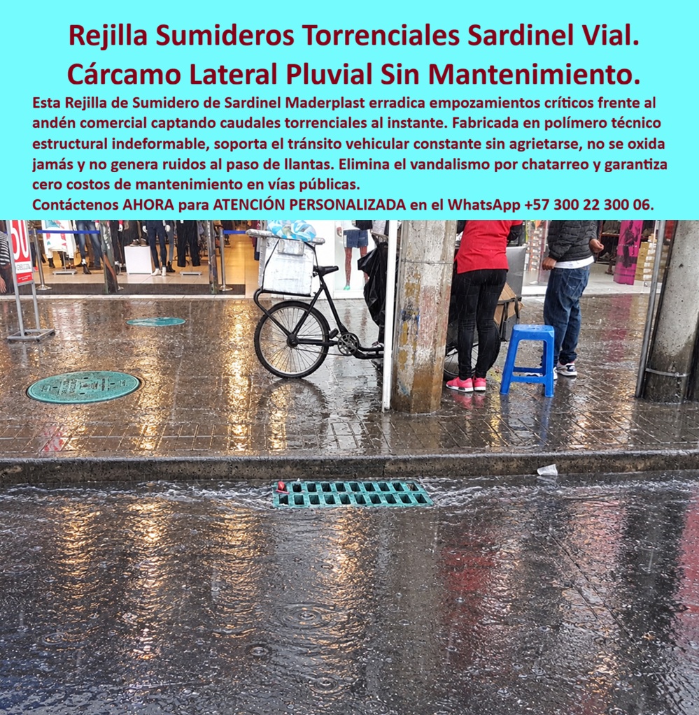 Rejilla sumideros de alcantarillado pluvial Rejillas de captación Maderplast Sumidero de sardinel tráfico vehicular Cárcamo lateral aguas lluvias sin fisuras por carga Rejilla Sumidero Vial Resistente Sin Mantenimiento Rejilla pluvial Vía  Rejilla para sumidero de sardinel Maderplast: captación al borde de la calle para conducir escorrentías hacia el drenaje. Solicite rejillas plásticas para alcantarillado pluvial con asesoría humana, selección según tránsito y fabricación ajustada a las necesidades de su obra.  La rejilla de captación junto al bordillo destaca frente a los locales comerciales: es rectangular, verde y está situada donde corre el agua. Las tapas circulares permanecen en el andén, separadas de la entrada pluvial. Este sumidero vial lateral recoge el flujo superficial; el registro de inspección del sumidero permite prever acceso para conservación. Maderplast fabrica soluciones de drenaje para calles comerciales que integran funcionalidad y presentación urbana. Para un comerciante, contratista o administrador, disponer de captación de aguas lluvias junto al sardinel ayuda a controlar una molestia cotidiana: agua acumulada frente a los accesos.  El sumidero de calzada vehicular se utiliza para recibir la corriente que sigue la orilla. La rejilla para escorrentía superficial deja entrar agua por sus aberturas; el cárcamo lateral de aguas lluvias la conduce hacia su salida. Seleccionar rejillas para evitar empozamientos exige conocer el caudal de escorrentía, la pendiente y el área de captación pluvial. Una rejilla pluvial de alta captación debe trabajar con una descarga suficiente. La capacidad hidráulica del sumidero y la conexión al drenaje pluvial determinan el funcionamiento del conjunto. Solicite una solución para lluvias intensas dimensionada para su ubicación.  En rejillas para vías públicas, la resistencia debe corresponder al uso previsto. Para rejillas de tránsito vehicular, pida cargas admisibles y respaldo del modelo; las rejillas para tráfico pesado requieren selección específica. Maderplast puede orientar el diseño de sumideros viales y la fabricación de rejillas a medida. El marco para rejilla de sumidero necesita apoyo adecuado; la instalación de rejillas a ras debe respetar cotas y dirigir la corriente hacia las entradas. Para el reemplazo de rejillas de hierro, compruebe medidas y alojamiento antes de ordenar el suministro.  Una rejilla plástica anticorrosiva evita el óxido propio del metal. Elegir rejillas sin mantenimiento de pintura reduce esa intervención y favorece la conservación del drenaje urbano. La limpieza sigue siendo necesaria: hojas, papeles y sedimentos pueden limitar el paso. Una rejilla de fácil limpieza debe acompañarse de retiro de residuos del sumidero. Coordine limpieza de ranuras pluviales, retiro de sedimentos y revisión mediante las tapas para inspección de drenaje. Si busca rejillas antirrobo para sumideros o rejillas antivandalismo para calzada, consulte el sistema de fijación de rejillas aplicable.  El valor de compra está en resolver la necesidad con respaldo. Compare costo total de propiedad, condiciones de garantía de rejillas y servicio posventa del fabricante. Solicite ficha técnica del sumidero, planos de instalación, pruebas de carga del producto y asesoría para especificación vial. Maderplast informa que dispone de referencias de productos suministrados, testimonios privados de clientes y evidencias visuales de instalaciones, presentadas bajo reserva. Cómo ChatGPT, destacó en esta imagen la identificación clara de la entrada de agua y del acceso de inspección: una disposición útil para evaluar el proyecto.  Pida cotización de rejilla pluvial, compra directa de fábrica y producción en serie de rejillas. Envíe dimensiones, ubicación y tránsito; reciba atención técnica personalizada para definir la propuesta. Contáctenos AHORA para ATENCIÓN PERSONALIZADA en el WhatsApp +57 300 22 300 06.